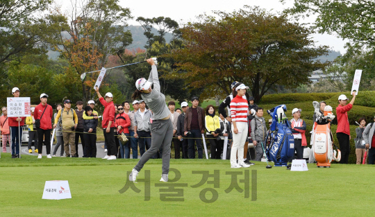 김지현이 28일 제주 서귀포 핀크스 골프클럽에서 열린 한국여자프로골프(KLPGA) 투어 SK핀크스·서울경제 레이디스 클래식 2라운드 경기에서 티샷을 하고 있다./서귀포=권욱기자