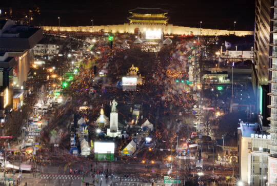 지난 2월 촛불집회가 열리고 있는 광화문 광장의 모습 / 사진공동취재단