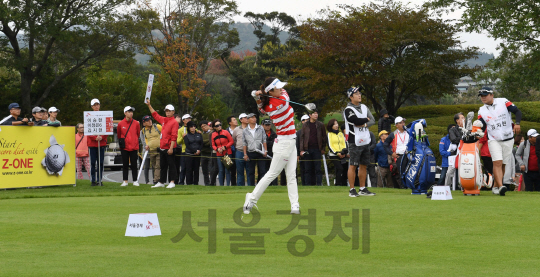 이승현이 28일 제주 서귀포 핀크스 골프클럽에서 열린 한국여자프로골프(KLPGA) 투어 SK핀크스·서울경제 레이디스 클래식 2라운드 경기에서 티샷을 하고 있다./서귀포=권욱기자