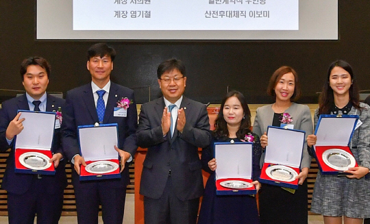 이경섭(왼쪽 세번째) 농협은행장이 25일 서울 중구 농협은행 본점에서 열린 제3회 참일꾼상 시상식에서 수상자들과 기념촬영을 하고 있다./사진제공=농협은행