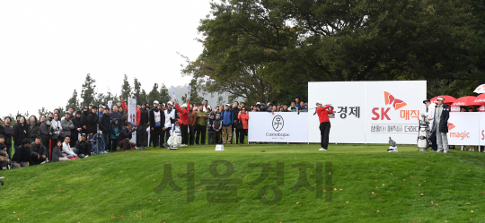 29일 제주 서귀포 핀크스 골프클럽에서 열린 한국여자프로골프(KLPGA) 투어 SK핀크스·서울경제 레이디스 클래식 파이널 라운드 경기에서 우승한 김혜선2가 18번홀 티샷을 하고 있다./서귀포=권욱기자