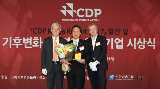 진옥동(가운데) 신한금융지주 부사장이 27일 서울 소공동 웨스틴조선호텔에서 열린 CDP 2017 기후변화대응 우수기업 시상식에서 ‘탄소경영 아너스클럽’으로 선정된 뒤 기념촬영을 하고 있다. 올해 ‘탄소경영 아너스클럽’에는 국내기업 중 탄소경영 최우수 기업 5개사만이 선정됐다. /사진제공=신한금융