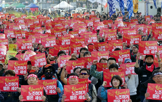 지난 28일 서울 광화문광장에서 민주노총 주최로 ‘비정규직없는 세상만들기 전국노동자대회’가 진행되고 있다.  /연합뉴스