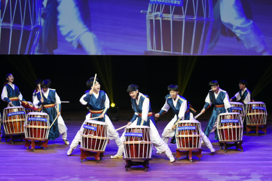 삼성생명과 사단법인 세로토닌문화가 지난 28일 서울 중구 소재 국립극장 하늘극장에서 개최한 ‘제6회 사랑, 사랑 드럼 페스티벌’에서 대상을 수상한 내면중학교 학생들이 공연을 하고 있다. /사진제공=삼성생명