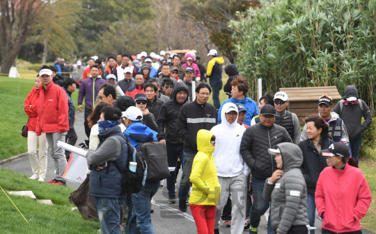 29일 제주 서귀포 핀크스 골프클럽에서 열린 한국여자프로골프(KLPGA) 투어 SK핀크스·서울경제 레이디스 클래식 파이널 라운드 경기에서 갤러리들이 다음홀로 이동하고 있다./서귀포=권욱기자