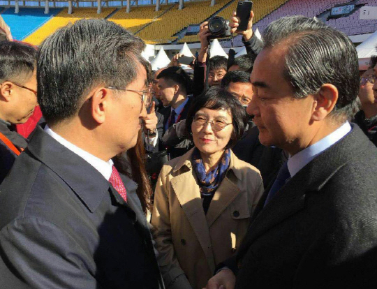 27일 중국 베이징 공인운동장에서 열린 중국 외교부 주최 국제바자회에서 노영민(왼쪽) 주중대사와 왕이 중국 외교부장이 악수하며 인사하고 있다. /베이징=연합뉴스