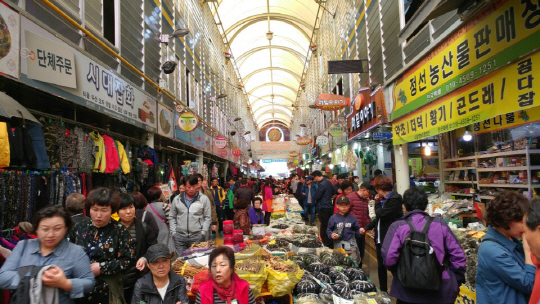 지난 27일 강원도 정선아리랑시장을 찾은 방문객들이 시장 안을 가득 메우고 있다./박해욱기자