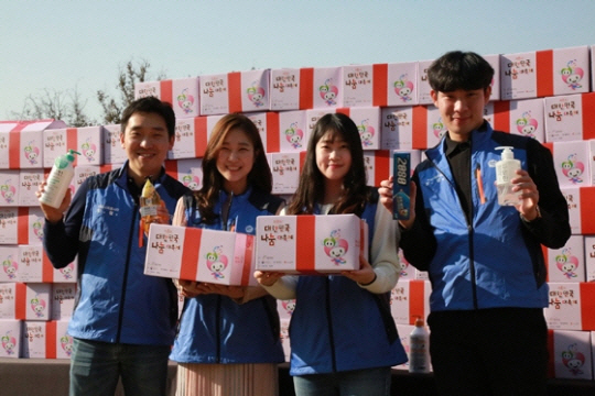 애경 임직원들이 지난 28 ~29일 양일간 서울광장에서 진행된 ‘제8회 대한민국 나눔대축제’ 행사에서 나눔기부에 참여한 뒤 기념촬영을 하고 있다./사진제공=애경