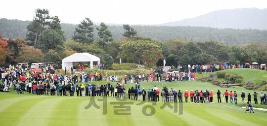 29일 제주 서귀포 핀크스 골프클럽에서 열린 한국여자프로골프(KLPGA) 투어 SK핀크스·서울경제 레이디스 클래식 파이널 라운드 경기에서 갤러리들이 이정은6와 김혜선2의 서든데스 경기를 지켜보고 있다./서귀포=권욱기자