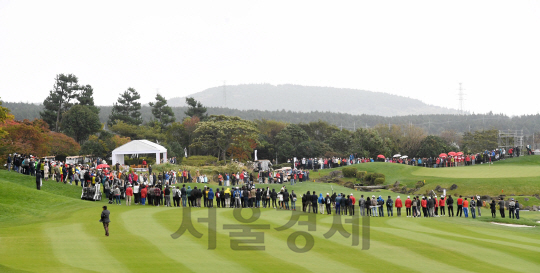 29일 제주 서귀포 핀크스 골프클럽에서 열린 한국여자프로골프(KLPGA) 투어 SK핀크스·서울경제 레이디스 클래식 파이널 라운드 경기에서 갤러리들이 이정은6와 김혜선2의 서든데스 경기를 지켜보고 있다./서귀포=권욱기자