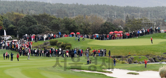 29일 제주 서귀포 핀크스 골프클럽에서 열린 한국여자프로골프(KLPGA) 투어 SK핀크스·서울경제 레이디스 클래식 파이널 라운드 경기에서 갤러리들이 이정은6와 김혜선2의 서든데스 경기를 지켜보고 있다./서귀포=권욱기자