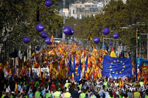 바르셀로나서 ‘카탈루냐 독립반대’ 대규모 집회…30만명 모여