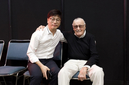 김용화(왼쪽) 감독과 마블 히어로의 창시자 스탠 리. /사진제공=덱스터스튜디오