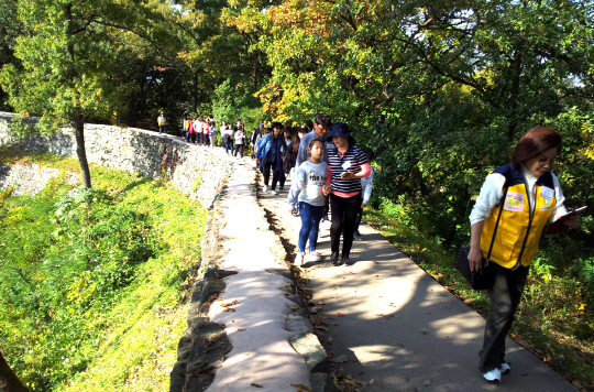 웅진백제의 왕궁터에서 살아있는 생생한 역사를 배운 일행들이 성곽길을 걷고 있다.