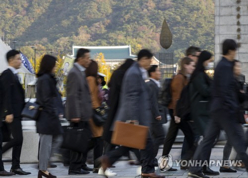 쌀쌀해진 날씨에 잔뜩 움츠린 출근길/연합뉴스