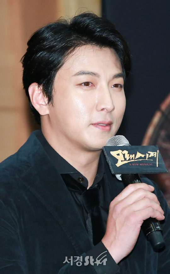 배우 박건형이 30일 오전 서울 중구 충무아트센터에서 열린 뮤지컬 ‘모래시계’ 제작발표회에 참석하고 있다.