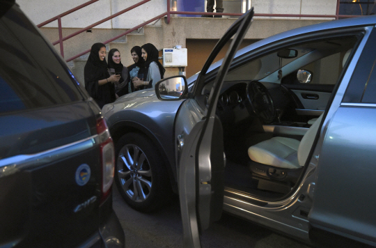 사우디, 여성 운전 이어 스포츠경기 관람 허용...“온건화 박차”