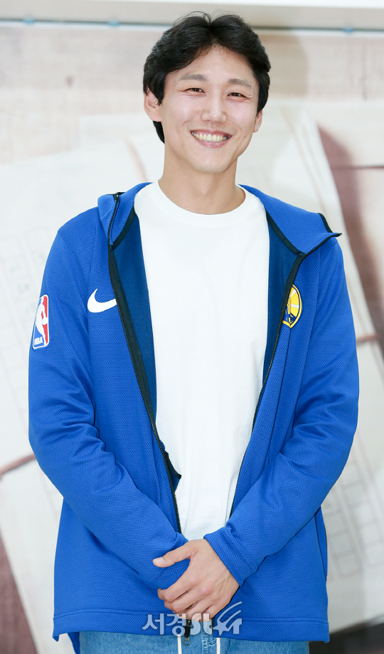 배우 양승리가 30일 오후 서울 종로구 대학로에 위치한 한 연습실에서 진행된 뮤지컬 ‘팬레터’ 연습실 공개 행사에 참석해 포토타임을 갖고 있다.
