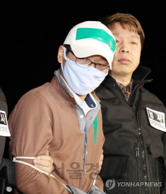 윤송이 사장 부친 살해범 허모(41)씨가 포승줄에 묶에 경찰에 연행되고 있다./연합뉴스