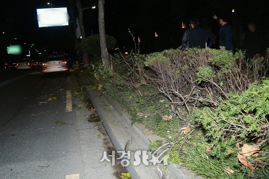 30일 오후 서울 강남구 삼성동의 한 아파트에서 차량 전복 사고로 사망한 배우 김주혁의 사고 현장 모습