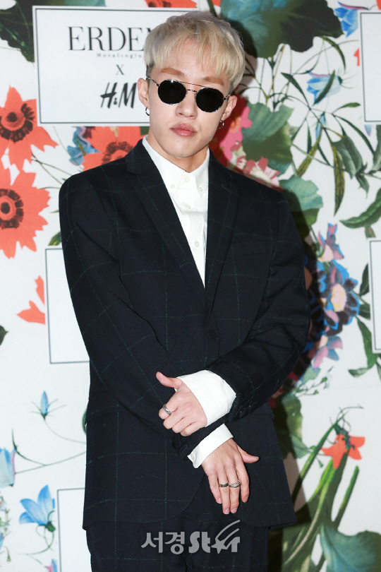 가수 자이언티가 30일 오후 서울 성동구 한 카페에서 열린 글로벌 패션 브랜드의 디자이너 콜라보레이션 런칭 기념 포토월 행사에 참석해 포토타임을 갖고 있다.