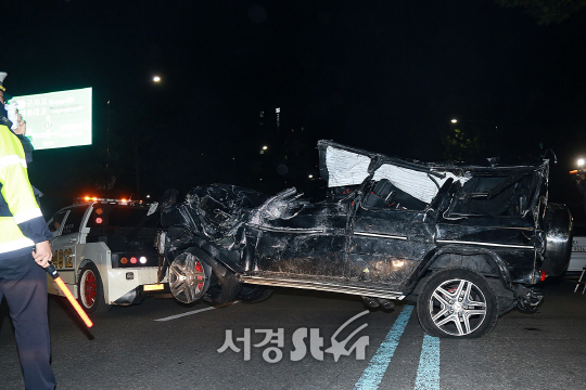 30일 오후 서울 강남구 삼성동의 한 아파트에서 차량 전복 사고로 사망한 배우 김주혁의 사고 현장에서 사고난 차량을 견인하고 있다.