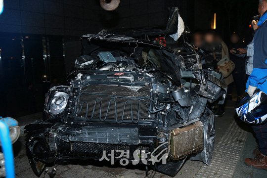 30일 오후 서울 강남구 삼성동의 한 아파트에서 차량이 전복돼 화제가 발생하는 사고로 숨진 故김주혁의 차량 앞모습이다.