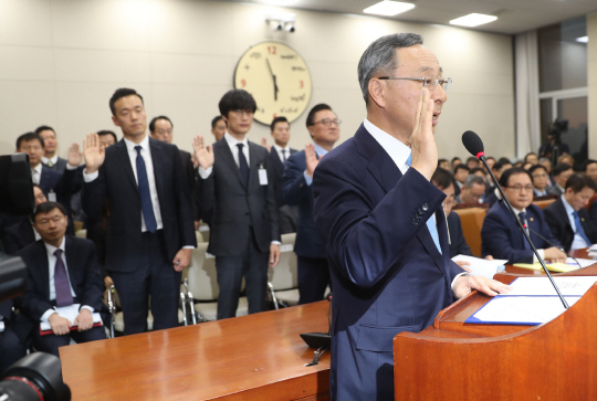 황창규 KT 회장이 30일 국회에서 열린 과학기술정보통신부 종합 국정감사에서 일반 증인을 대표해 선서를 하고 있다. /연합뉴스