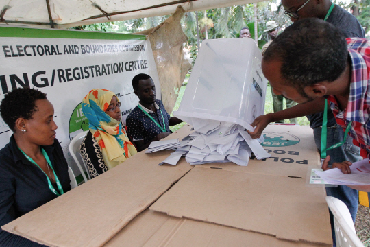 26일(현지시간) 케냐 몸바사에서 이날 다시 치러진 대선의 개표작업을 위해 개표요원들이 투표함에 들어있던 투표지를 밖으로 쏟아붓고 있다. /AFP연합뉴스
