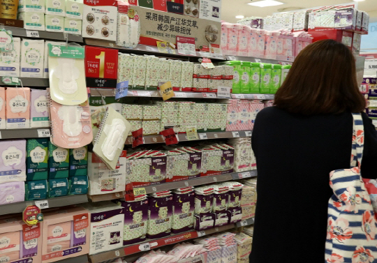 생리대 논란 이후 기존 제품 판매량은 하락하고 면생리대와 수입상 제품 판매량이 증가한 것으로 나타났다./연합뉴스