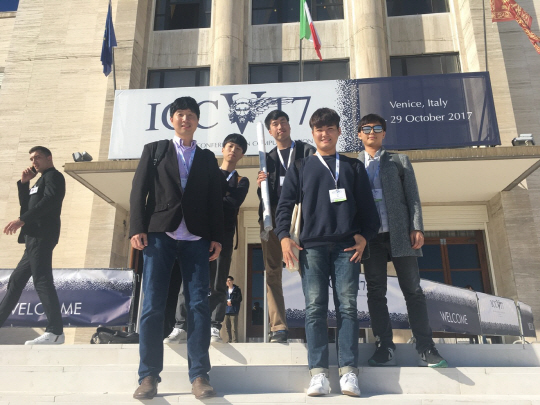 김건희 교수(왼쪽)와 연구팀이 23일 이탈리아 베니스에서 열린 ICCV에 참석해 기념 사진을 촬영하고 있다. /사진제공=서울대