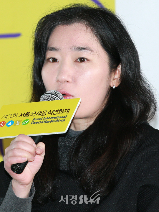 황혜림 프로그래머가 31일 오전 서울 동작구 아트나인 야외테라스에서 열린 ‘제3회 서울국제음식영화제’ 기자회견에 참석하고 있다.