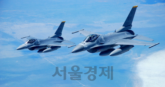 미국 공군의 F-16 전투기의 비행 모습. 한국항공우주는 미국 공군과 앞으로 5년 간 태평양공군 소속 F-16 90여대에 대한 창정비 및 기골보강 계약을 체결했다. /사진제공=한국항공우주