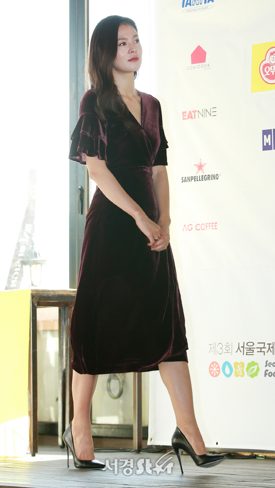 배우 김성은이 31일 오전 서울 동작구 아트나인 야외테라스에서 열린 ‘제3회 서울국제음식영화제’ 홍보대사 위촉식에 참석하고 있다.