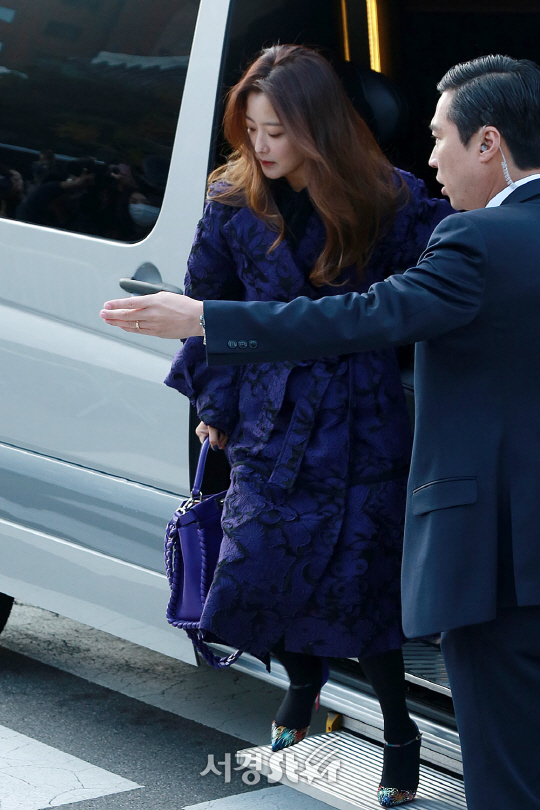 배우 김희선이 31일 오후 서울 중구 신라호텔 영빈관에서 열린 배우 송중기, 송혜교 결혼식에 참석하고 있다.