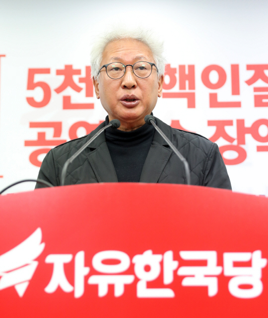 한국당 혁신위 '홍준표, 친박 3인 징계 실패하면 책임져야'