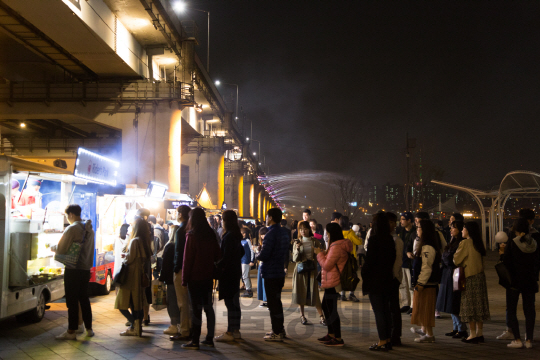 서울 서초구 반포대교 아래에서 시민들이 푸드트럭 음식을 맛보기 위해 줄을 서 있다. /사진제공=서울시
