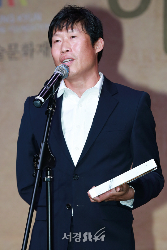 배우 유해진이 31일 오후 서울 중구 명보아트홀에서 열린 제7회 아름다운예술인상 시상식에 참석해 수상 소감을 전하고 있다.