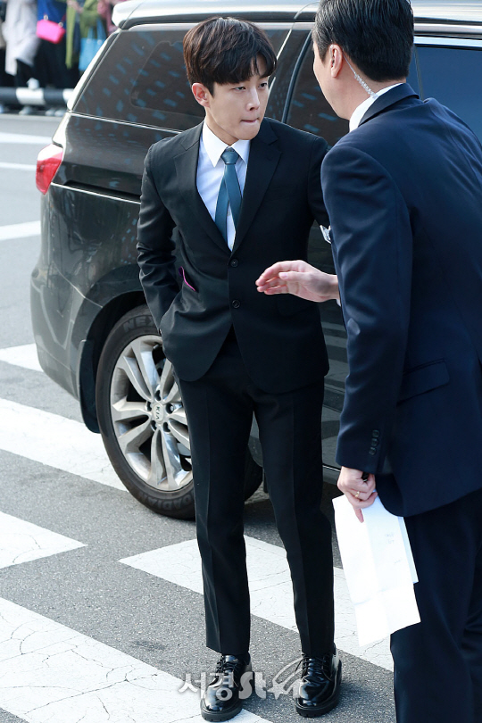 배우 김민석이 31일 오후 서울 중구 신라호텔 영빈관에서 열린 배우 송중기, 송혜교 결혼식에 참석하고 있다.