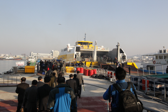 인천 백령도를 오가는 여객선에 승객들이 승선하고 있다. /사진제공=인천시