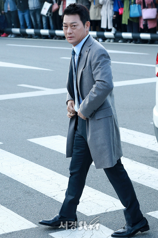 배우 조성하가 31일 오후 서울 중구 신라호텔 영빈관에서 열린 배우 송중기, 송혜교 결혼식에 참석하고 있다.
