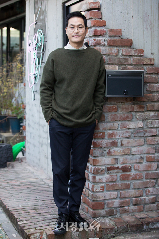 배우 김성균이 31일 오후 서울 종로구 한 카페에서 서경스타와의 인터뷰에 앞서 포토타임을 갖고 있다.