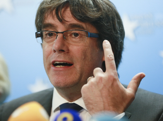카를레스 푸지데몬 전 카탈루냐 자치정부 수반이 31일(현지시간) 벨기에 수도 브뤼셀에서 기자회견을 열고 정치적 망명설에 대해 공식 부인했다. /브뤼셀=EPA연합뉴스