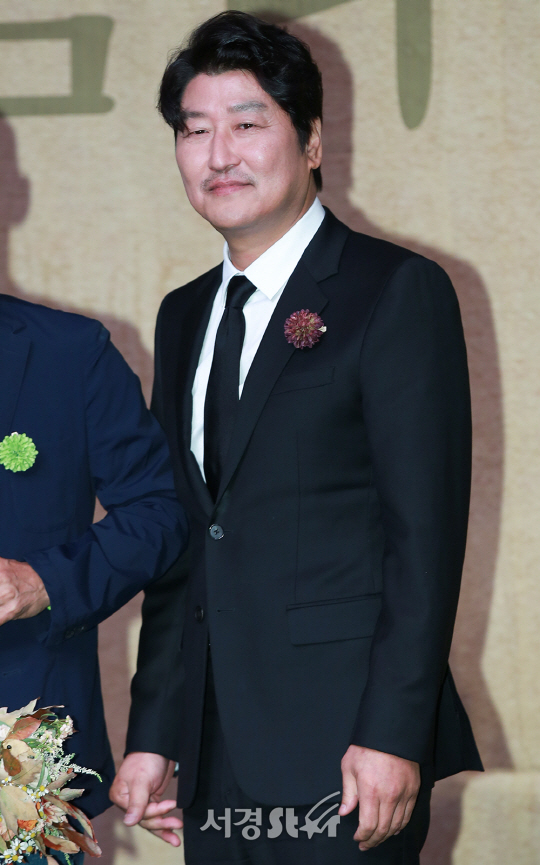 배우 송강호가 31일 오후 서울 중구 명보아트홀에서 열린 제7회 아름다운예술인상 시상식에 참석해 포토타임을 갖고 있다.