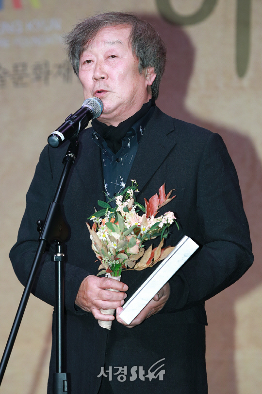 배우 명계남이 31일 오후 서울 중구 명보아트홀에서 열린 제7회 아름다운예술인상 시상식에 참석해 연극예술인상을 수상 후 수상소감을 전하고 있다.