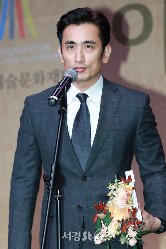 배우 차인표가 31일 오후 서울 중구 명보아트홀에서 열린 제7회 아름다운예술인상 시상식에 참석해 수상 소감을 전하고 있다.