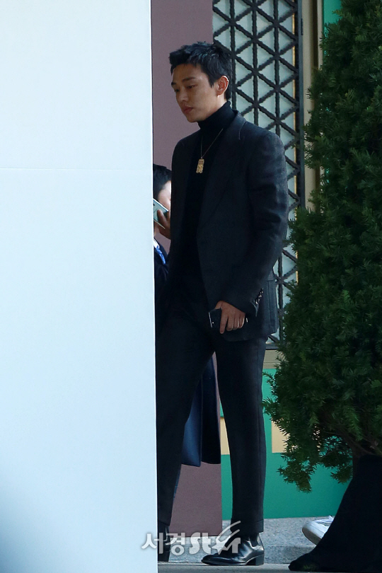 배우 유아인이 31일 오후 서울 중구 신라호텔 영빈관에서 열린 배우 송중기, 송혜교 결혼식에 참석하고 있다.