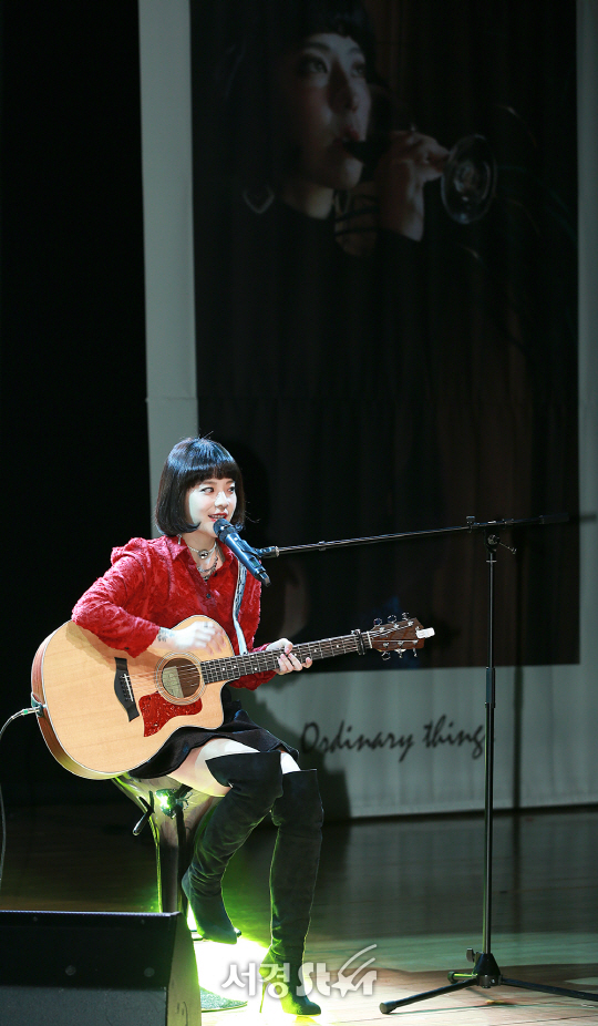 주니엘(JUNIEL)이 31일 오후 서울 강남구 일지아트홀에서 열린 새 미니앨범 ‘Ordinary things’ 발매 기념 쇼케이스에 참석하고 있다.