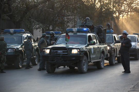 31일(현지시간) 아프가니스탄 수도 카불의 외교단지에서 자폭테러가 벌어진 가운데 경찰들이 현장을 통제하고 있다. /신화연합뉴스