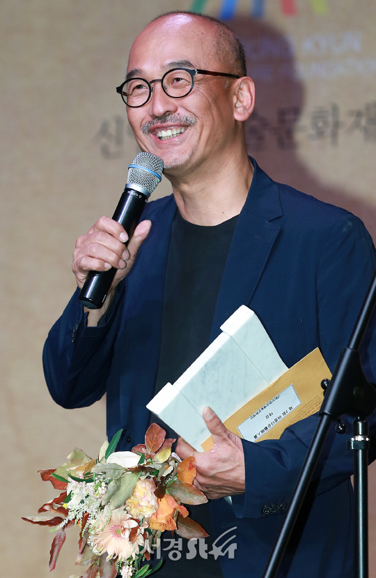 이준익 감독이 31일 오후 서울 중구 명보아트홀에서 열린 제7회 아름다운예술인상 시상식에 참석해 수상 소감을 말하고 있다.